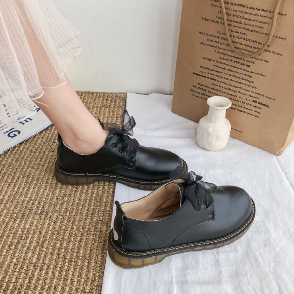 Women's shoes with flat shoes